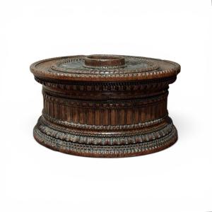 Scatola in legno di noce intagliato, Venezia, inizio XVII secolo