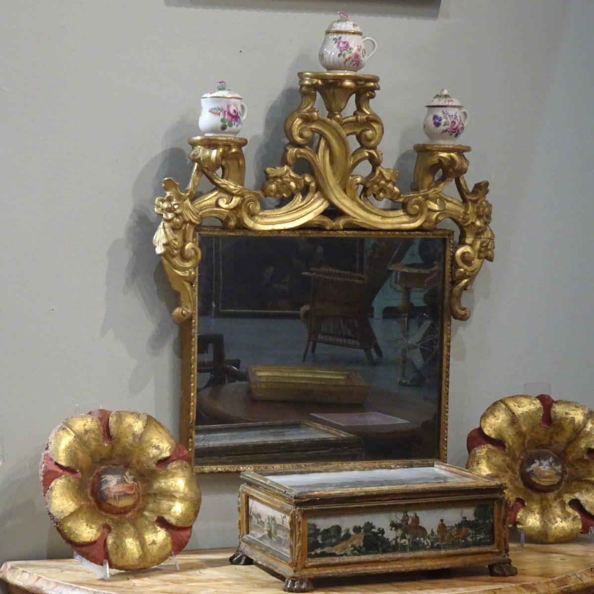 Specchiere in legno dorato con mensole porta porcellane XVIII secolo-photo-1