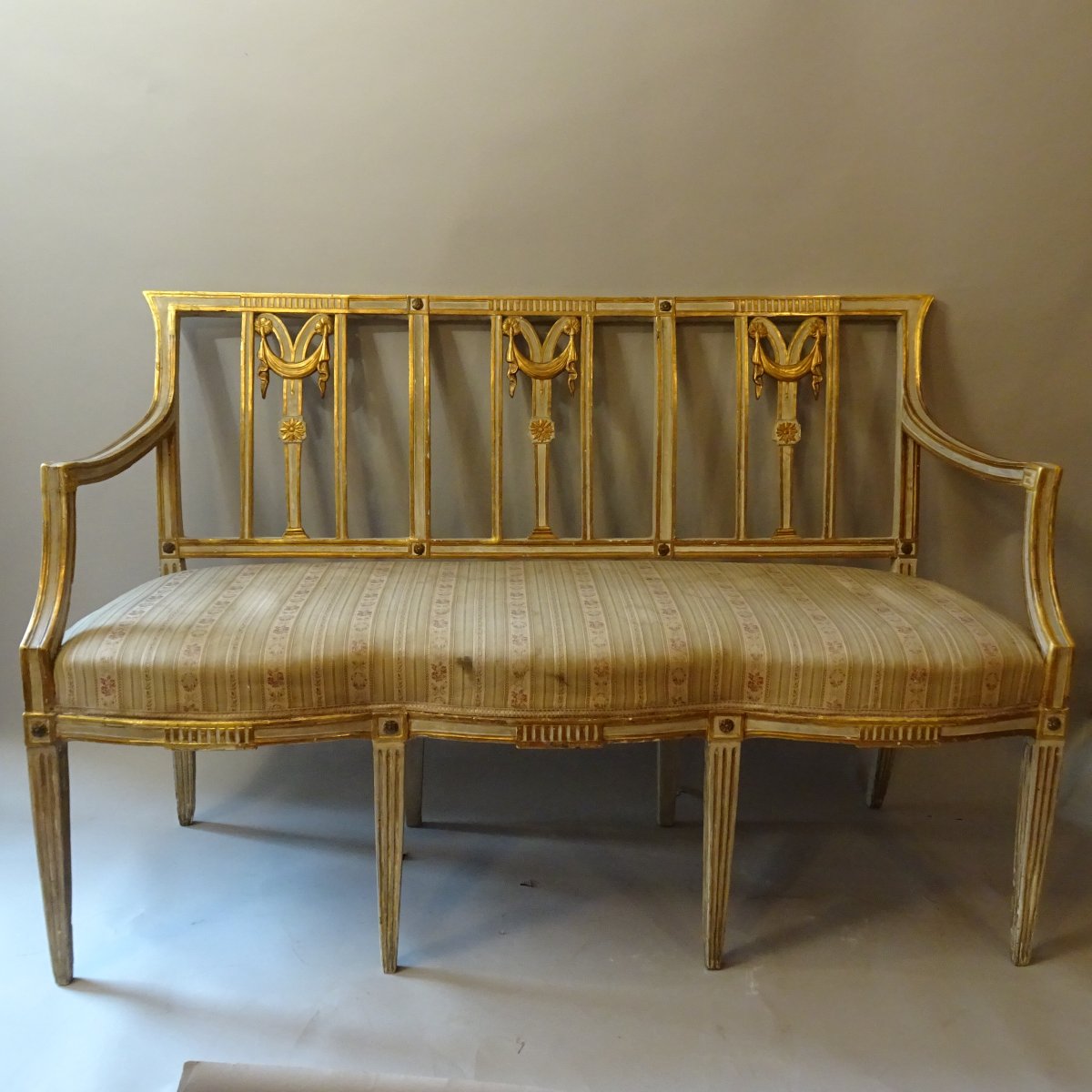 Divano Luigi XVI  in legno laccato e dorato 