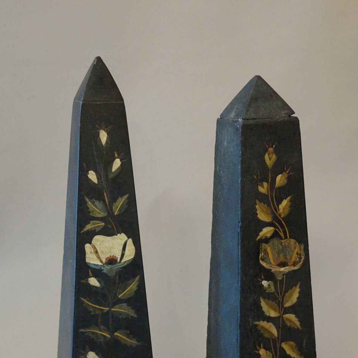 Obelischi in lavagana con intarsi in pietra dura e madreperla -photo-4