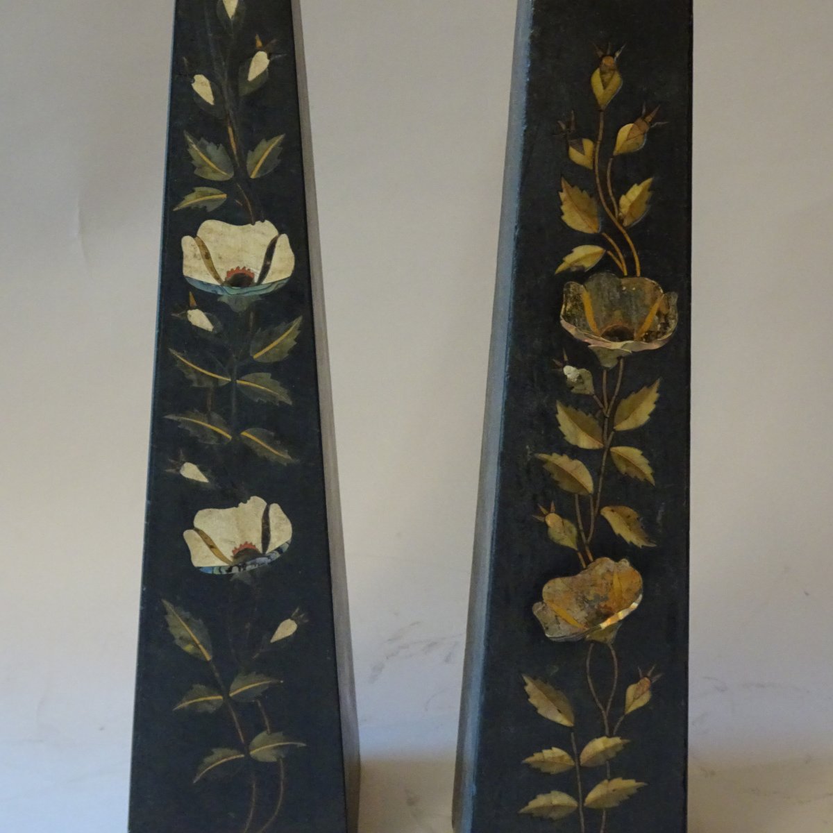 Obelischi in lavagana con intarsi in pietra dura e madreperla -photo-1