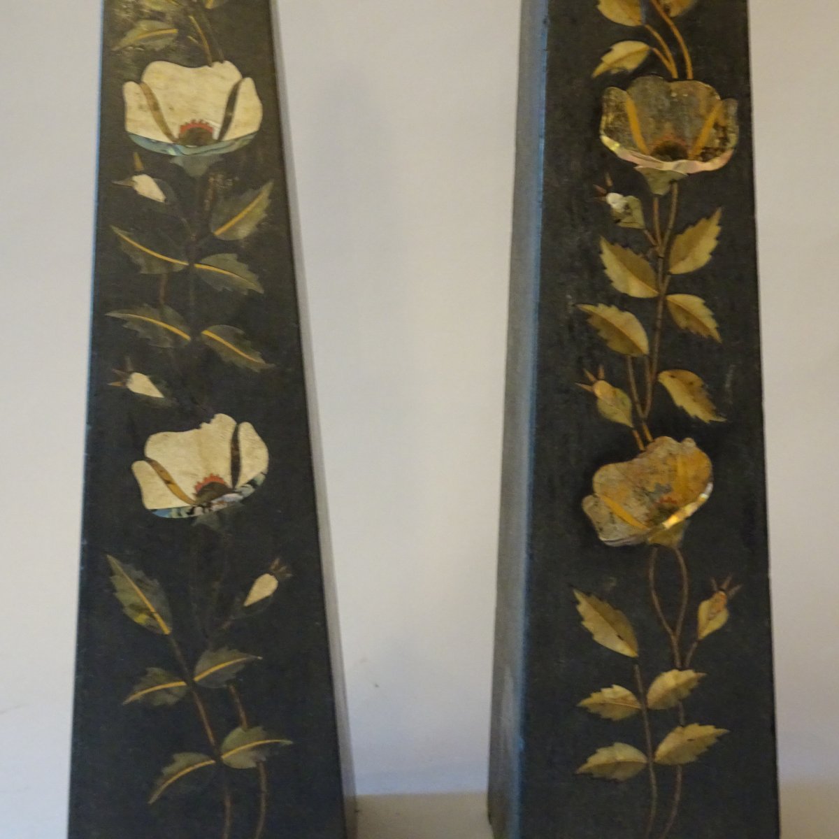 Obelischi in lavagana con intarsi in pietra dura e madreperla -photo-3