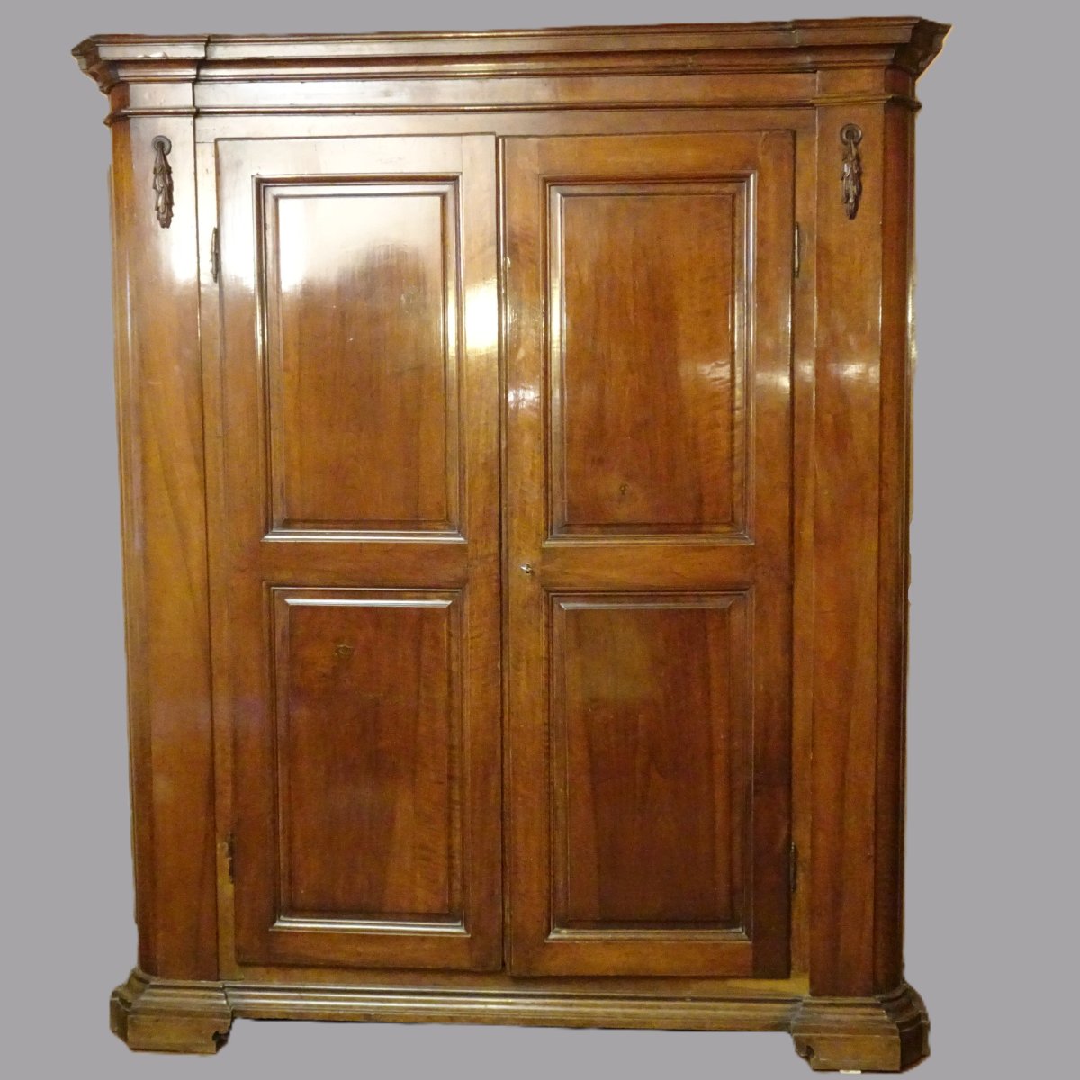 Credenza Emiliana in noce XVIII secolo