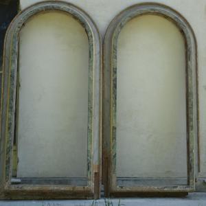 Coppia di grandi cornici in legno laccato  per nicchie  XVIII secolo