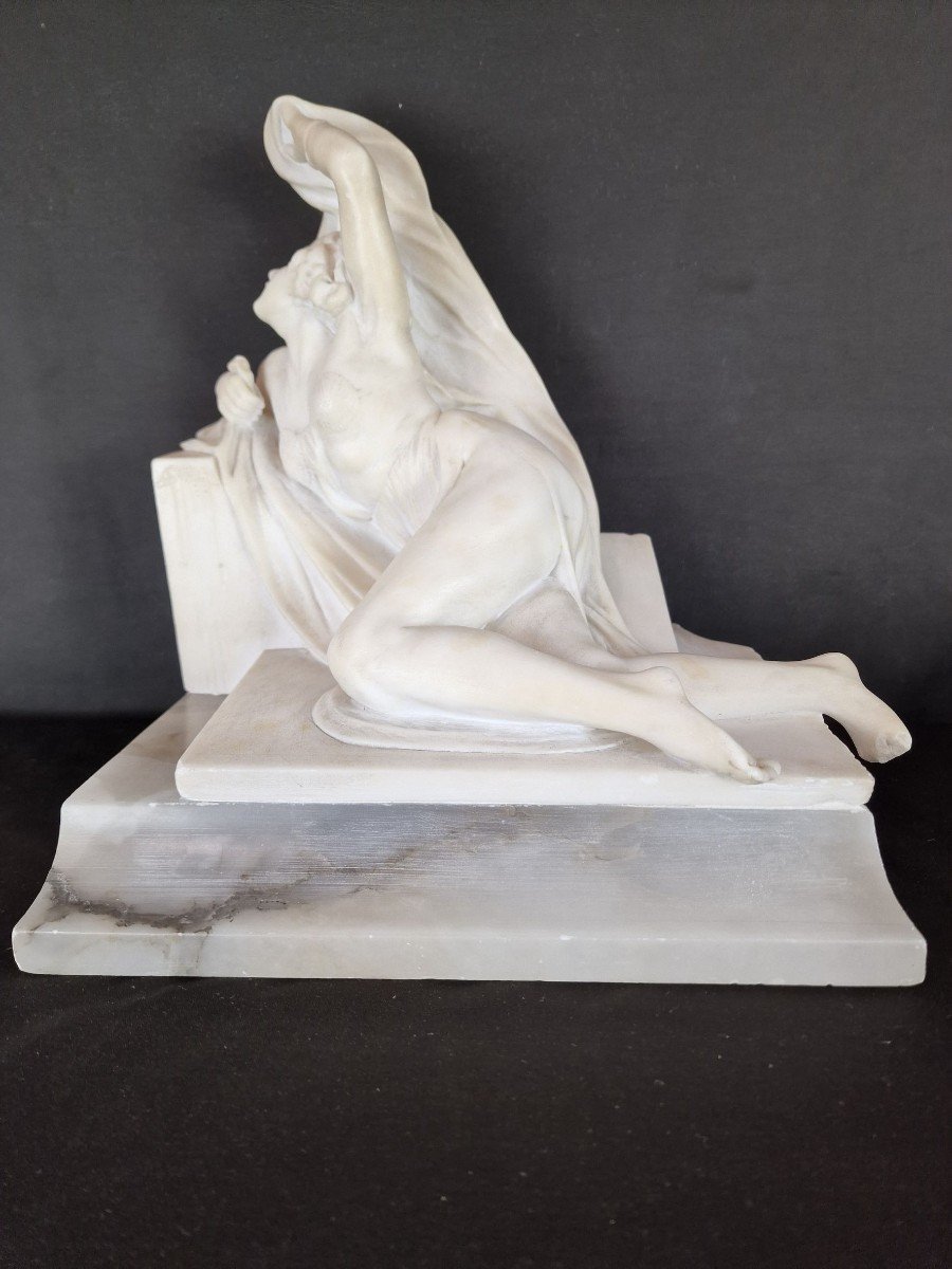 Sculpture d'Une Jeune Fille Du XX Siècle