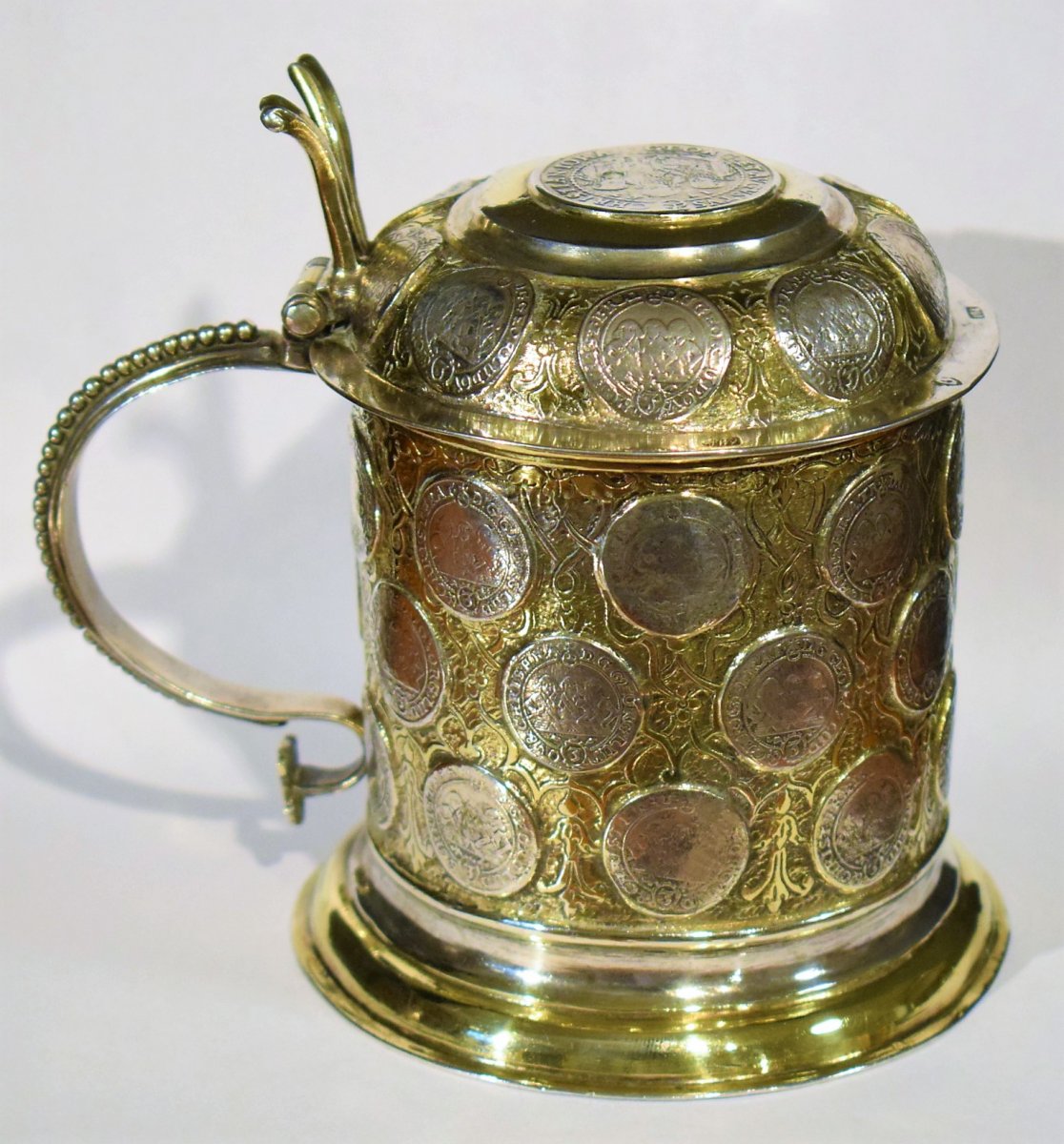 Tankard En Argent Doré, Orné De 28 Anciennes Thalers De La Saxe d'Argent. -photo-2
