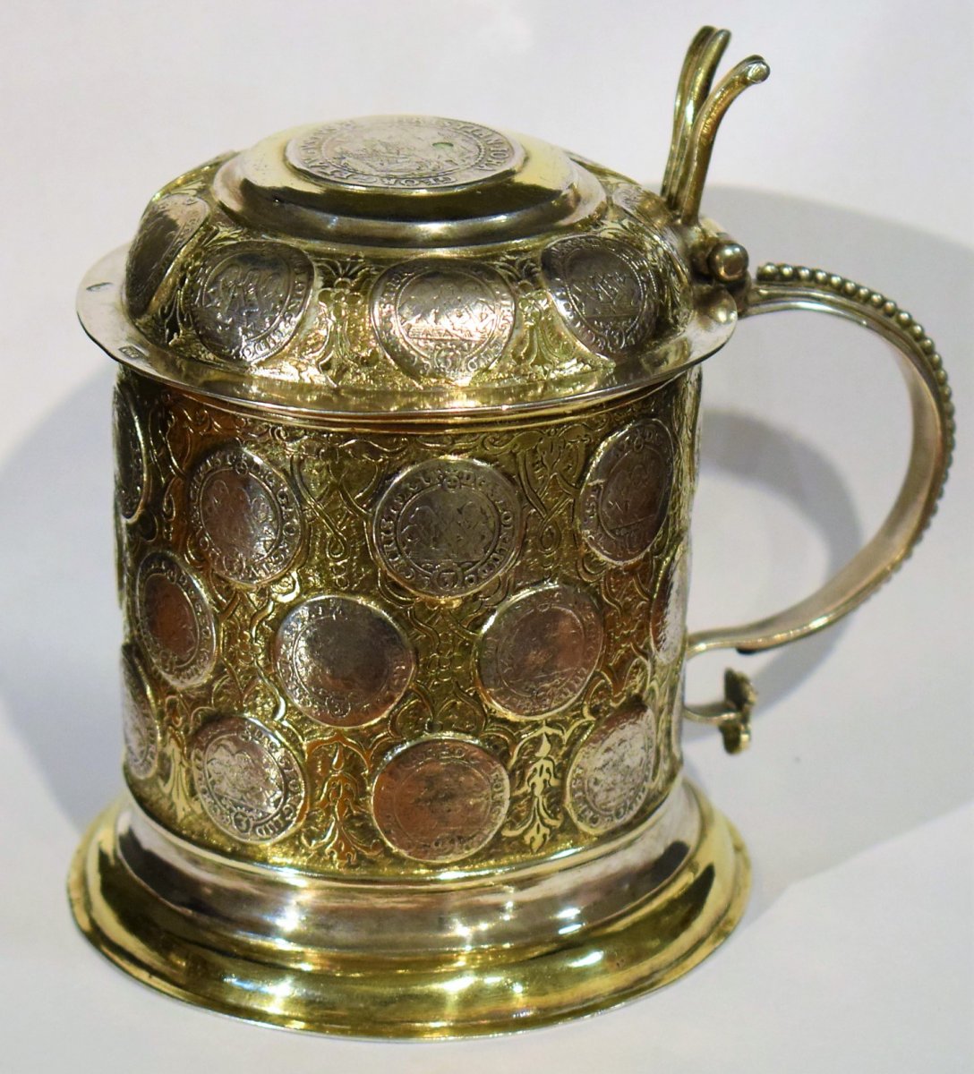 Tankard En Argent Doré, Orné De 28 Anciennes Thalers De La Saxe d'Argent. -photo-1