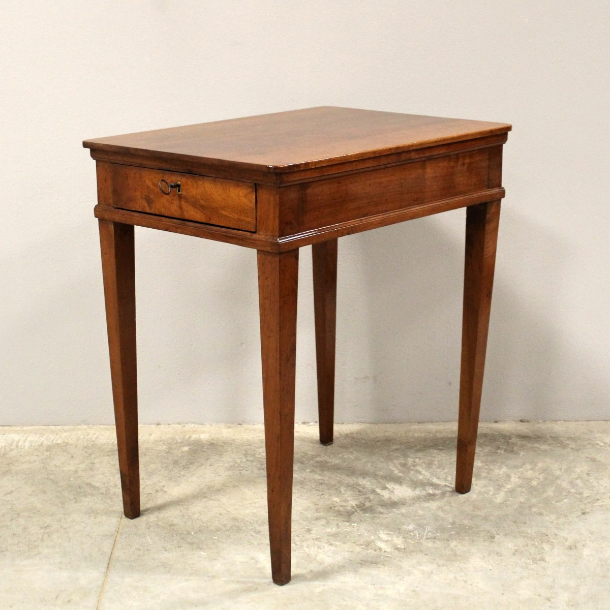 Antico tavolino Luigi XVI in noce - Italia 18°secolo