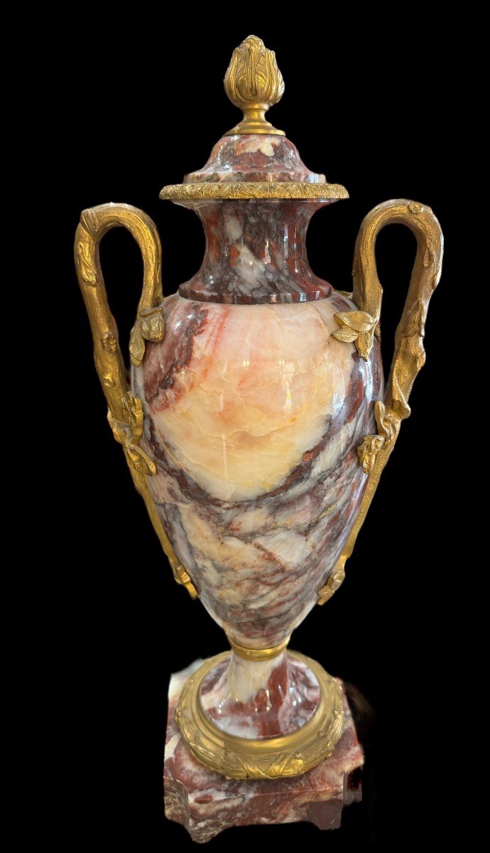 VASO IN MARMO CON MANICI IN BRONZO DORATO- FRANCIA XIX SECOLO.