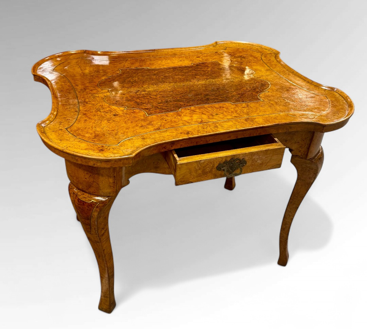 Tavolo scrittoio da centro in radica – Italia, XVIII Secolo