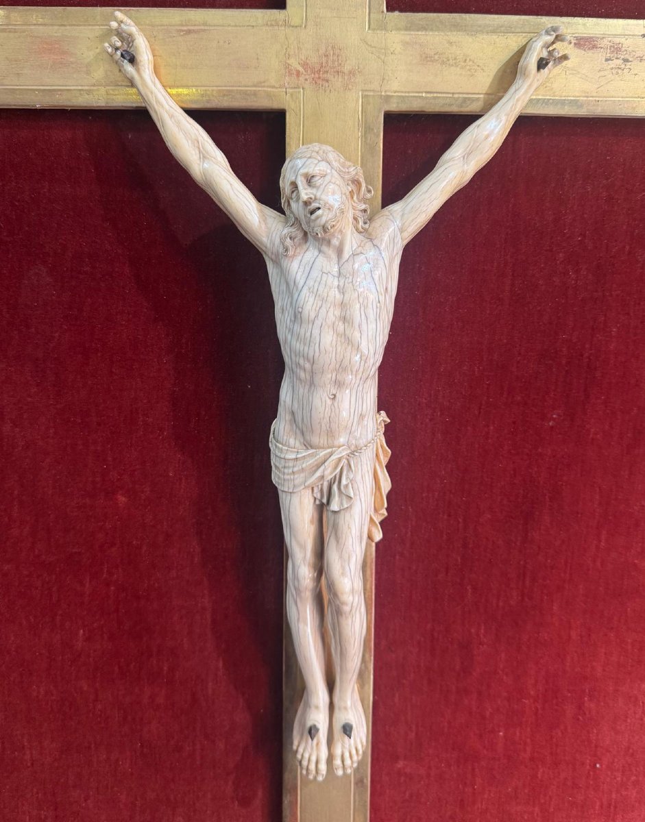 Crocifisso con Cristo in Avorio entro cornice dorata – XVIII secolo-photo-1