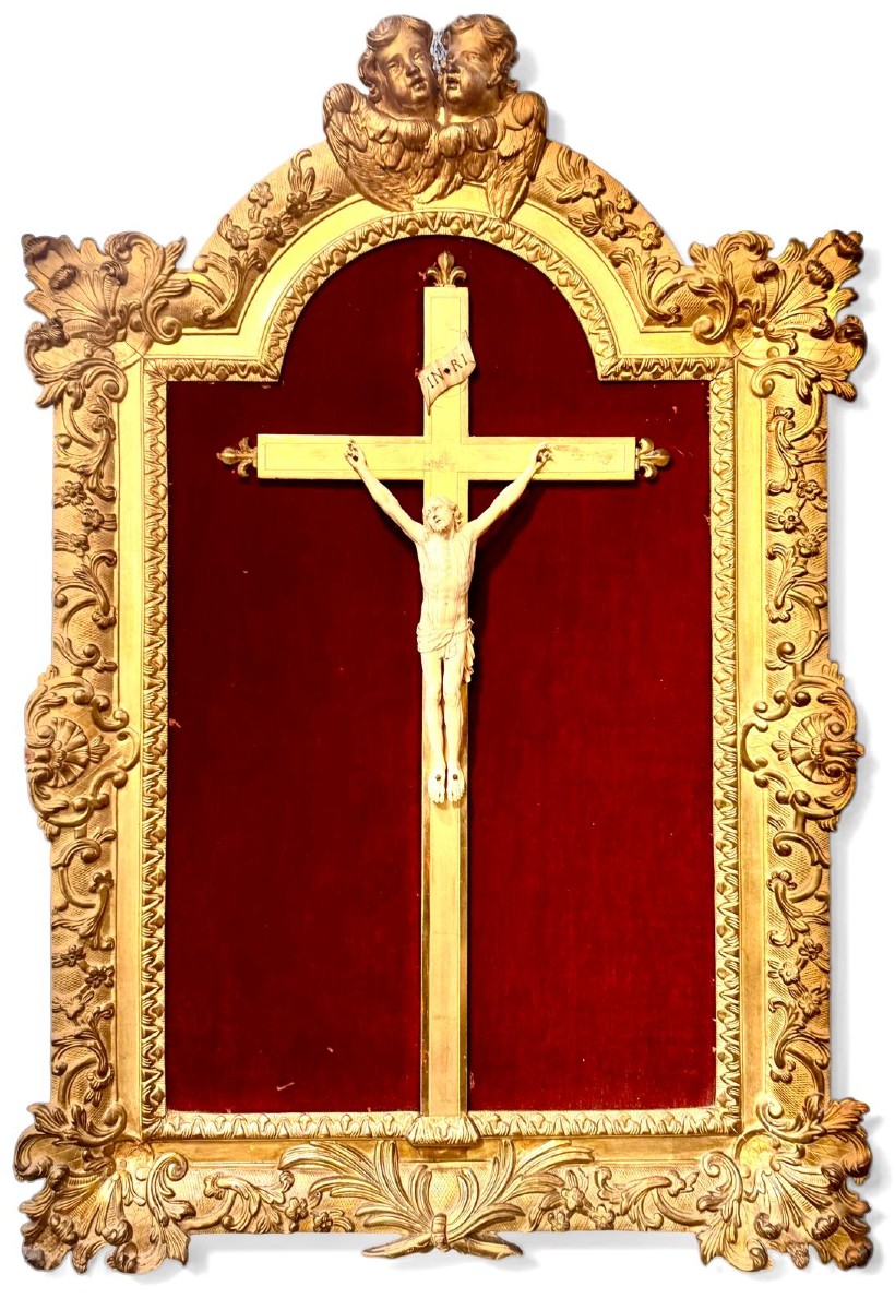 Crocifisso con Cristo in Avorio entro cornice dorata – XVIII secolo