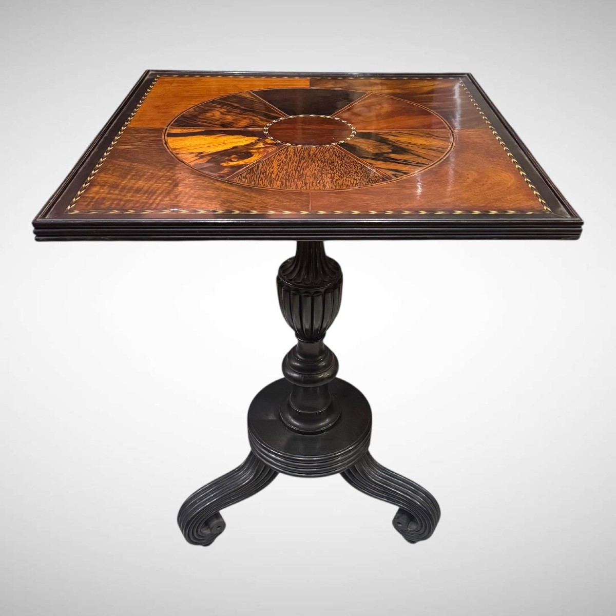 Antico tavolino quadrato intarsiato – XIX secolo stile Regency