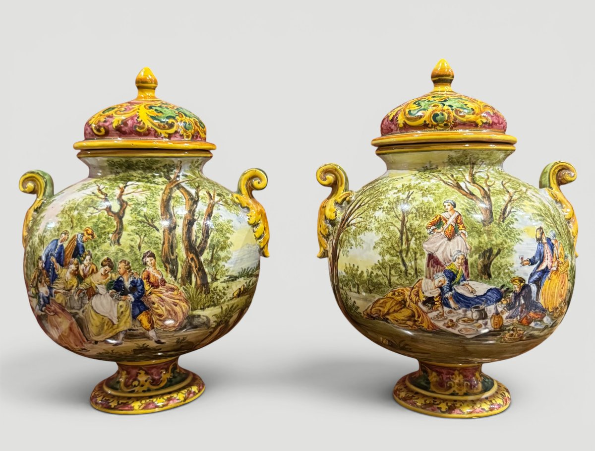 Coppia di Potiche in Ceramica Minghetti " Scene Galanti e Paesaggi ", Bologna XX secolo