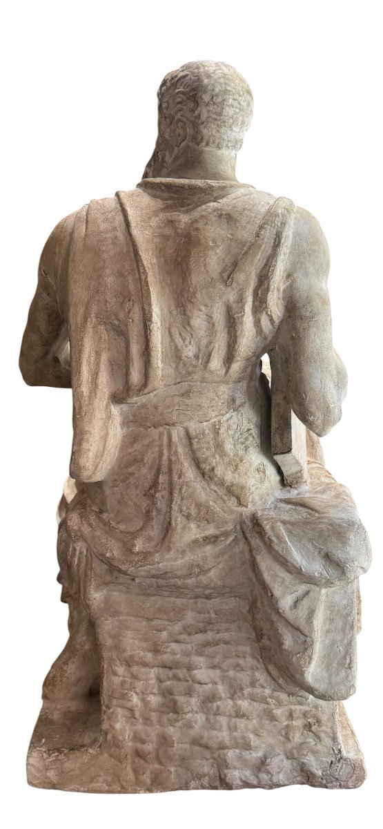 Statua di Mosè seduto, scultura in gesso ispirata al Mosè di Michelangelo.-photo-1