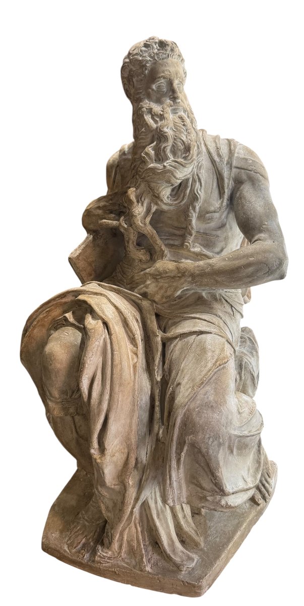 Statua di Mosè seduto, scultura in gesso ispirata al Mosè di Michelangelo.