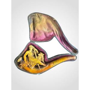 Antica pipa in schiuma di mare scolpita con scena pastorale