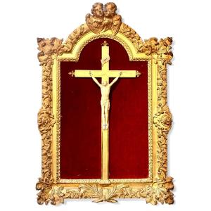 Crocifisso con Cristo in Avorio entro cornice dorata – XVIII secolo