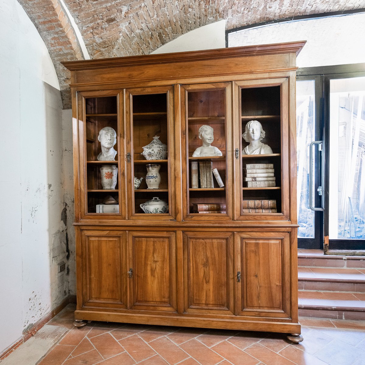 Libreria a doppio corpo in noce a patina bionda, otto porte – Toscana fine 1800