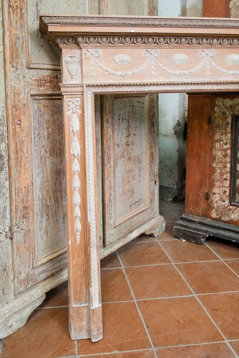 Cornice da camino in pino neoclassica con decorazioni, Italia XIX secolo-photo-3