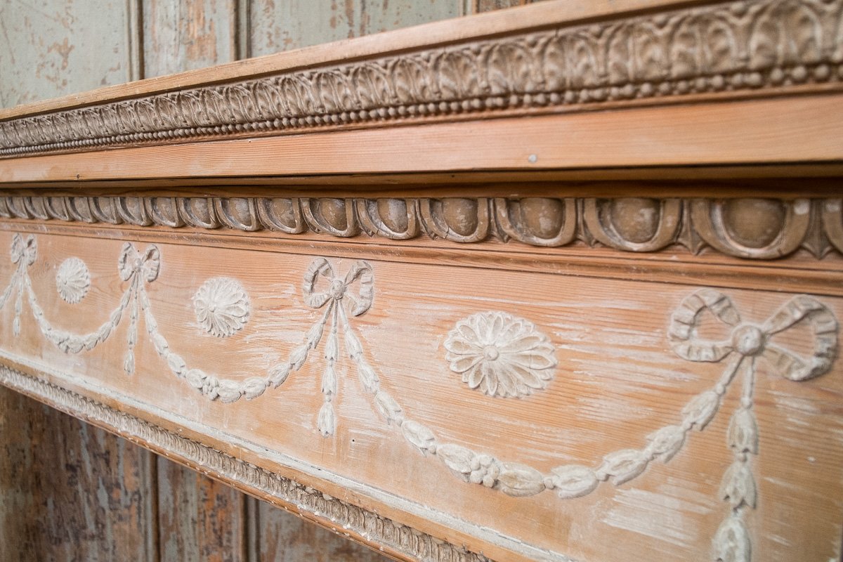 Cornice da camino in pino neoclassica con decorazioni, Italia XIX secolo-photo-1