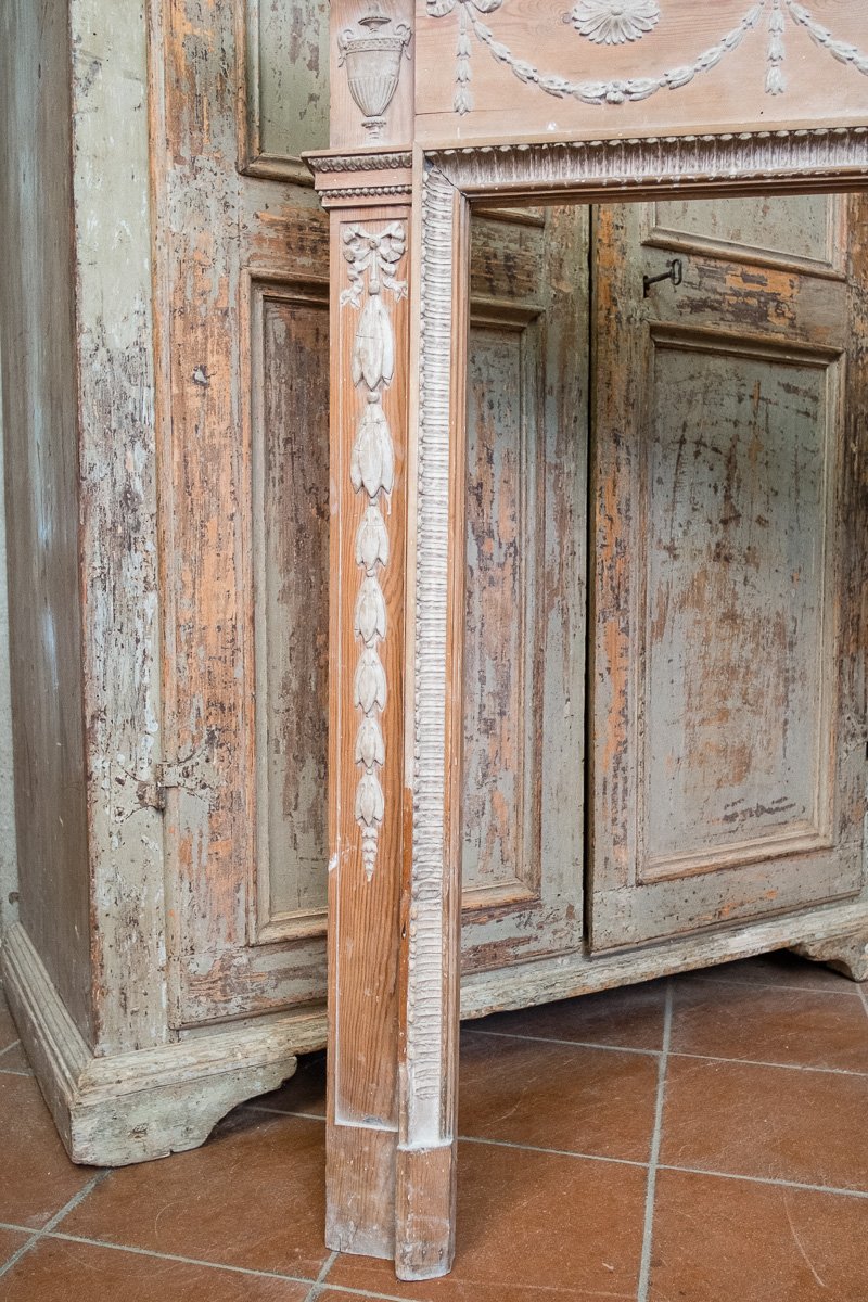Cornice da camino in pino neoclassica con decorazioni, Italia XIX secolo-photo-3