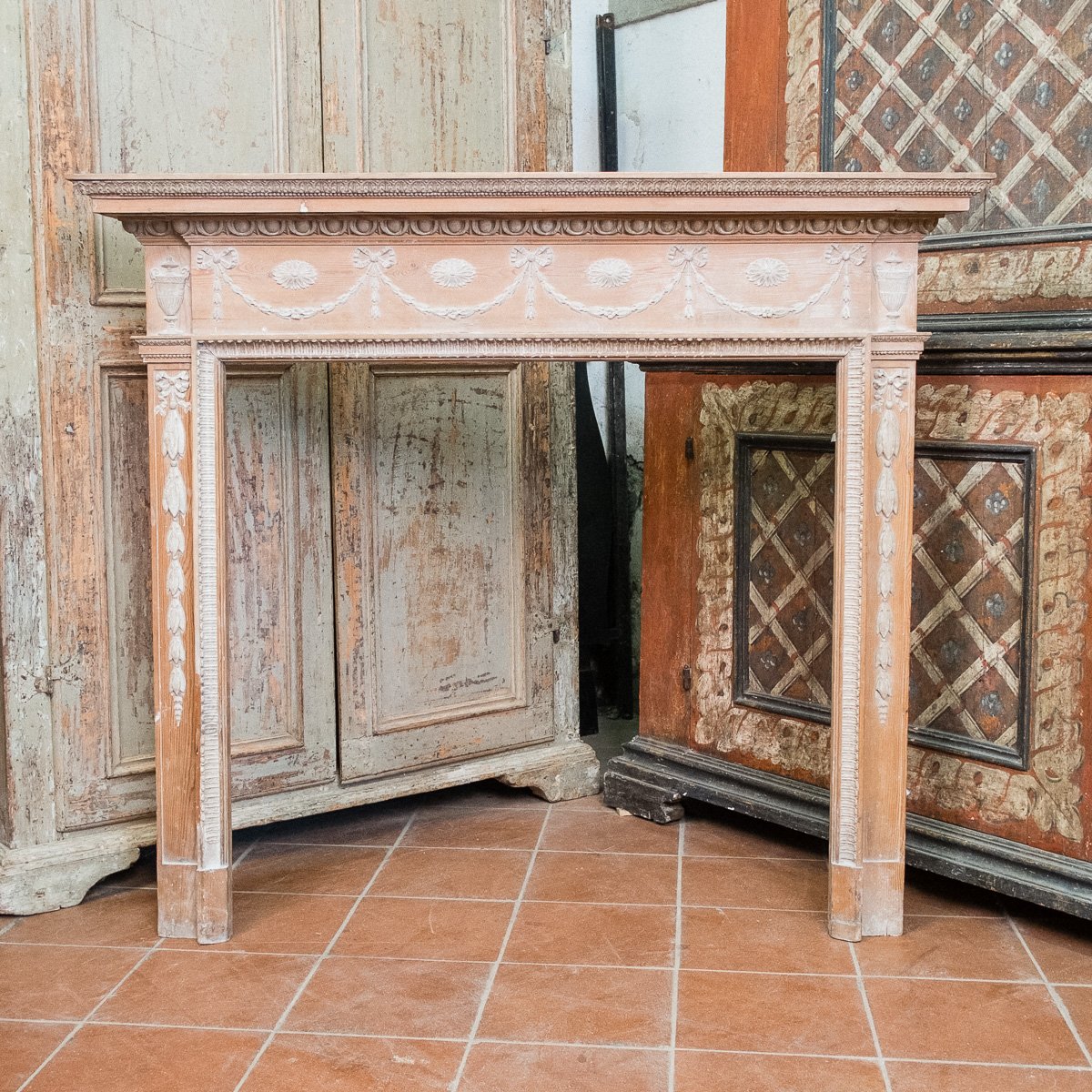Cornice da camino in pino neoclassica con decorazioni, Italia XIX secolo