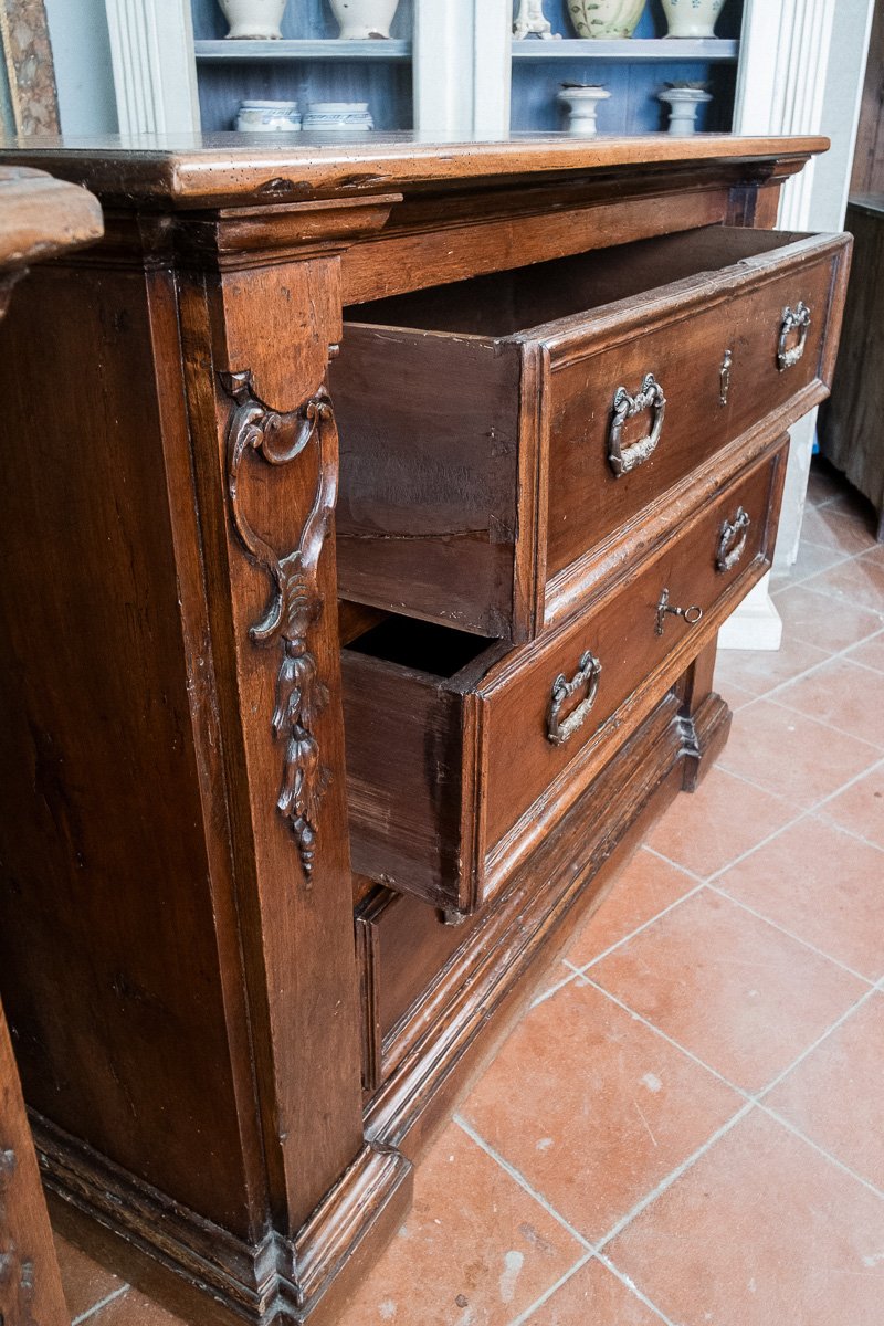Coppia di cassettoni in noce intagliati, antiquariato umbro XVII sec.-photo-3