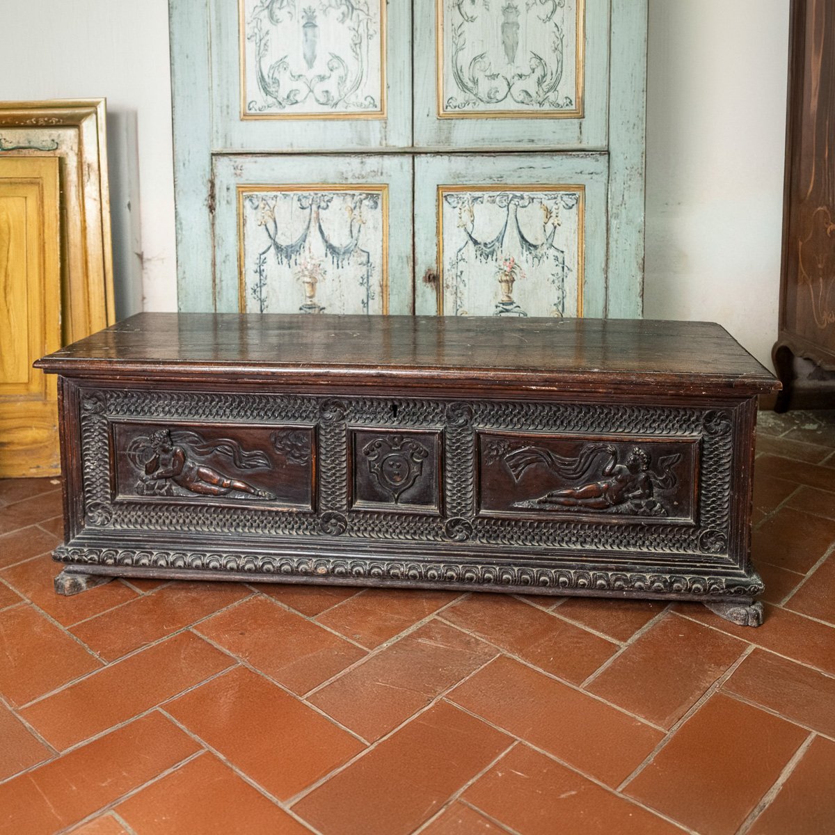 Cassapanca in noce con formelle scolpite, antiquariato veneziano '600