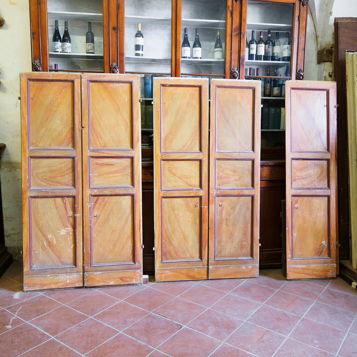 Tre coppie di ante laccate a finto legno con bordi rossi, Toscana Firenze '800