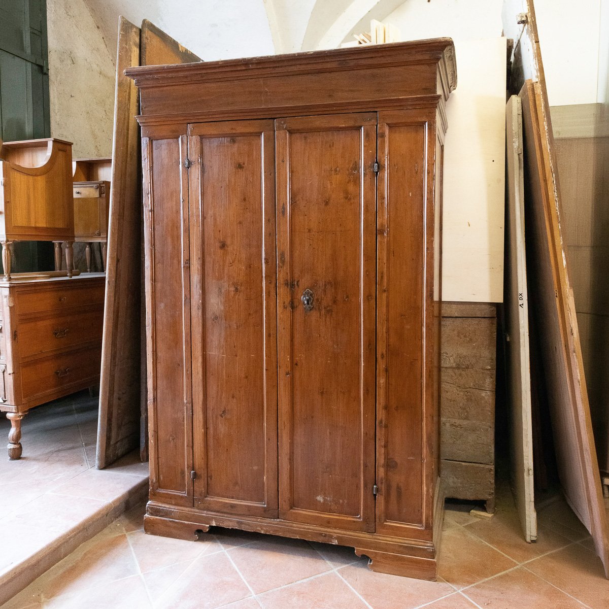Antico stipo in abete a due porte con lesene, Toscana XVII secolo