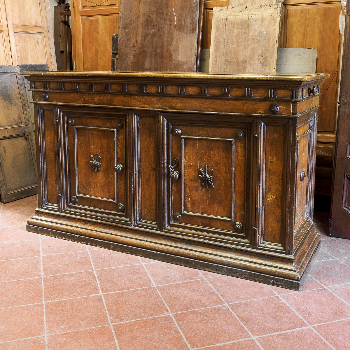 Rara Credenza in Gattice e Noce con Fregio a Triglifi - Toscana 1600