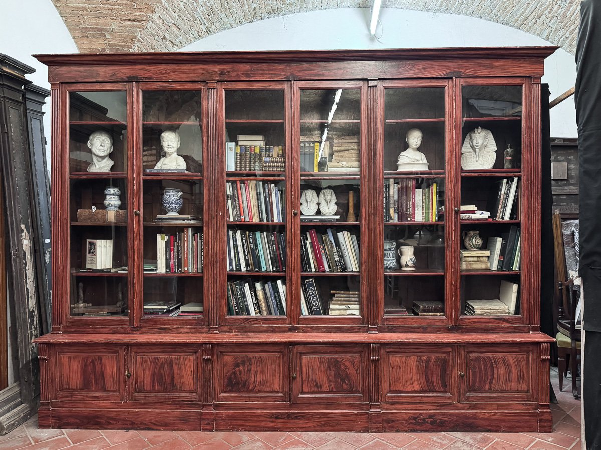 Grande libreria toscana in abete laccato a finto legno, prima metà '800