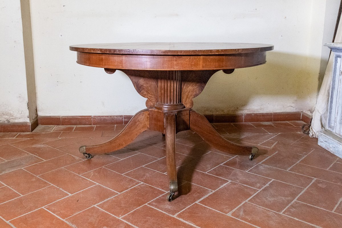 Tavolo rotondo in noce con fusto centrale scanalato, Toscana, '800-photo-1