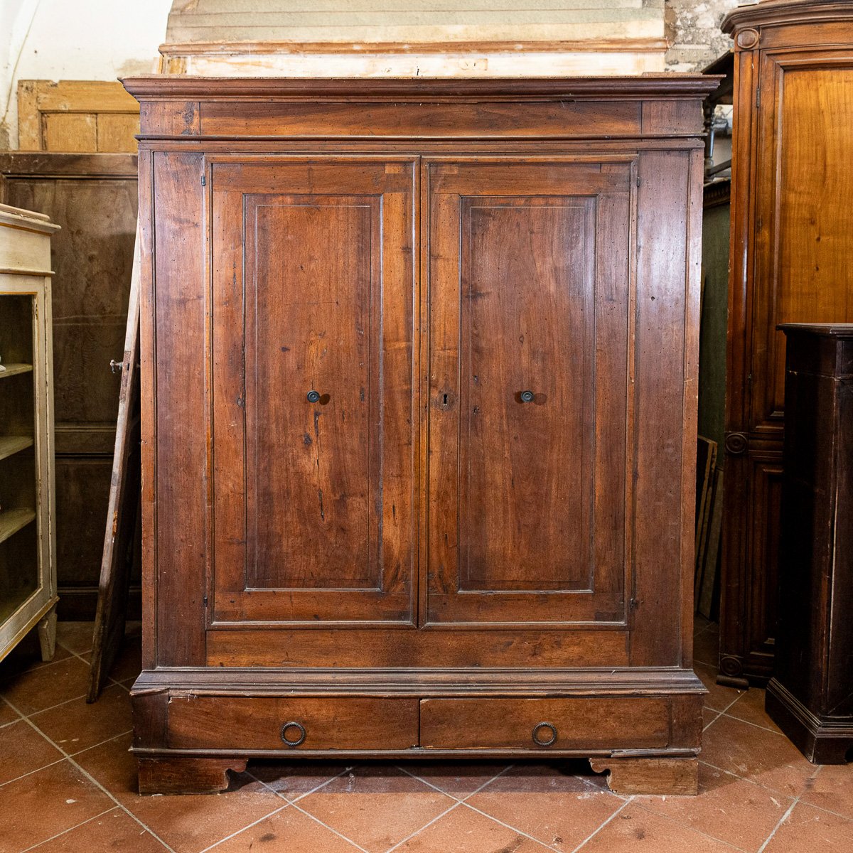 Importante stipo in noce, Appennino tosco-emiliano, XVIII secolo