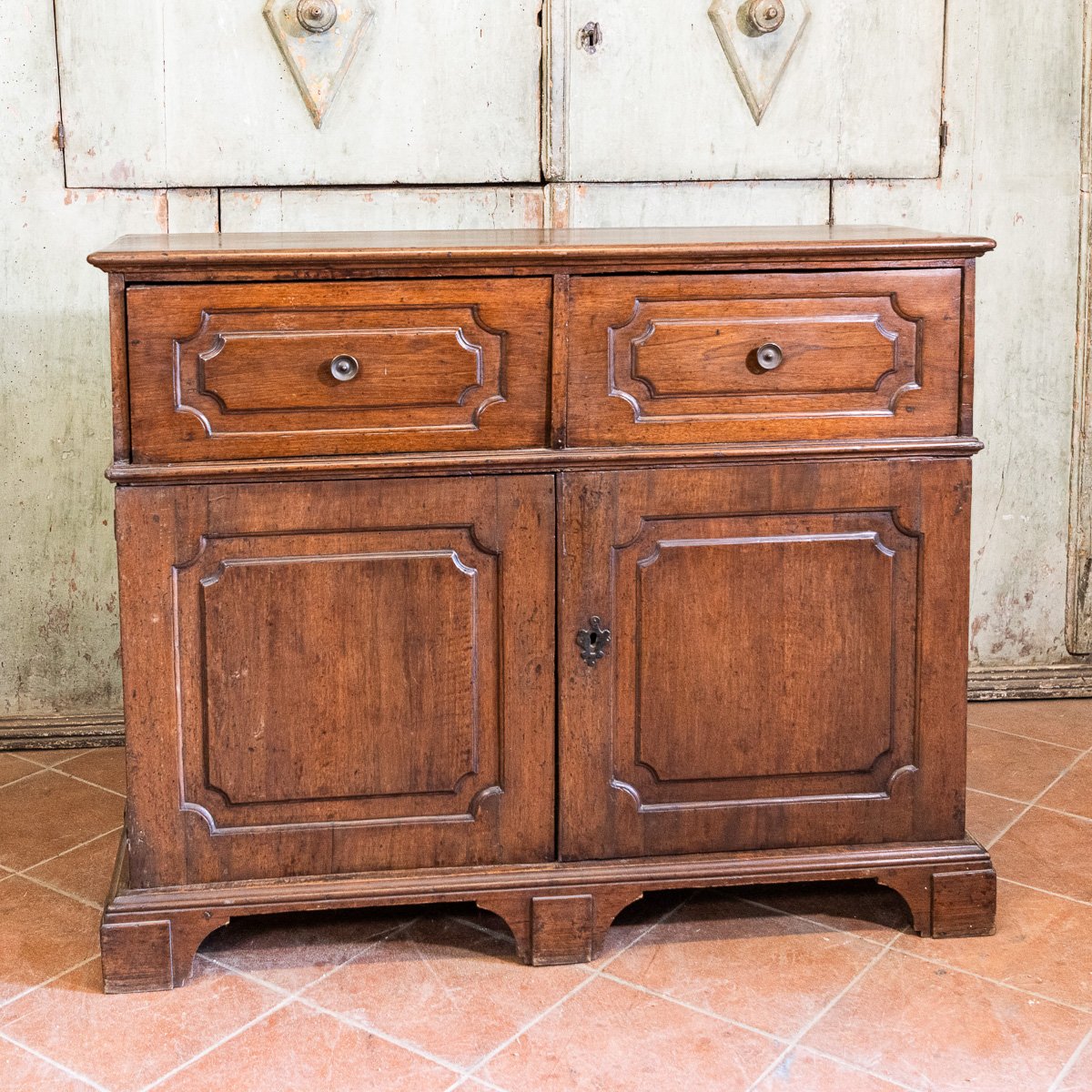 Credenza in noce a due ante e due cassetti, Emilia Romagna, primo Ottocento