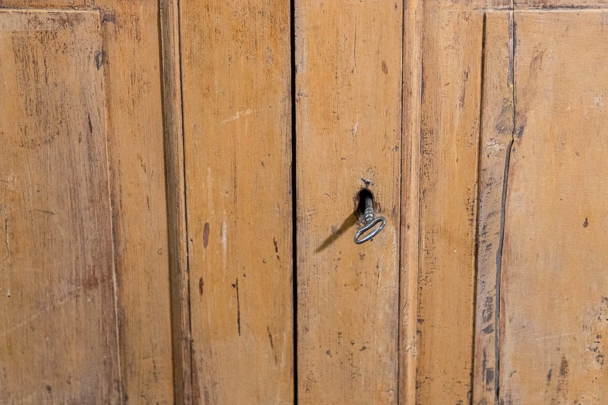 Antica credenza toscana del '600 laccata ocra a quattro ante, piano in noce intarsiato-photo-2