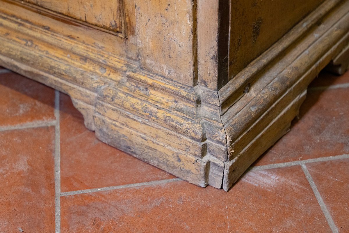 Antica credenza toscana del '600 laccata ocra a quattro ante, piano in noce intarsiato-photo-6