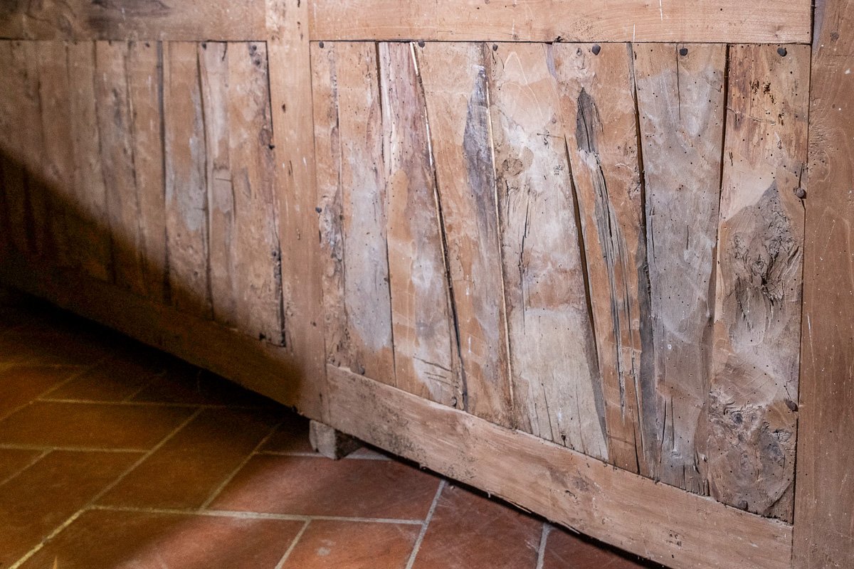 Antica credenza toscana del '600 laccata ocra a quattro ante, piano in noce intarsiato-photo-7
