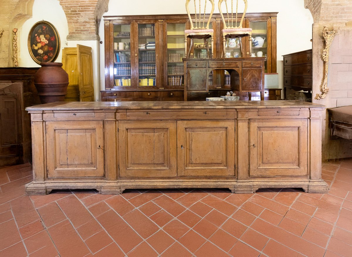 Antica credenza toscana del '600 laccata ocra a quattro ante, piano in noce intarsiato