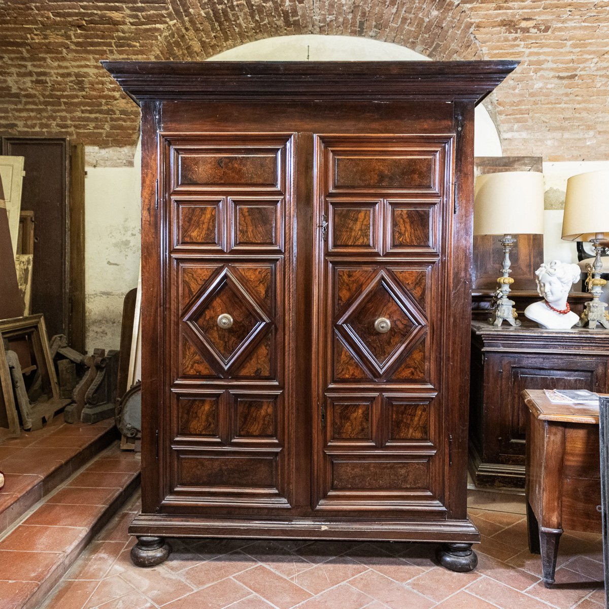 Grande armadio antico in noce e radica, Liguria, XVII secolo