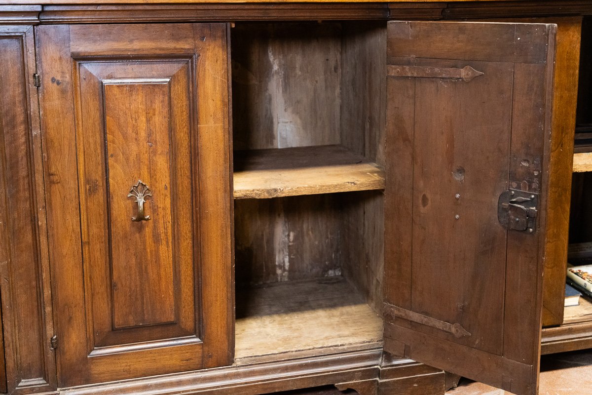 Imponenete credenza emiliana in noce del XVIII secolo a sei ante-photo-1