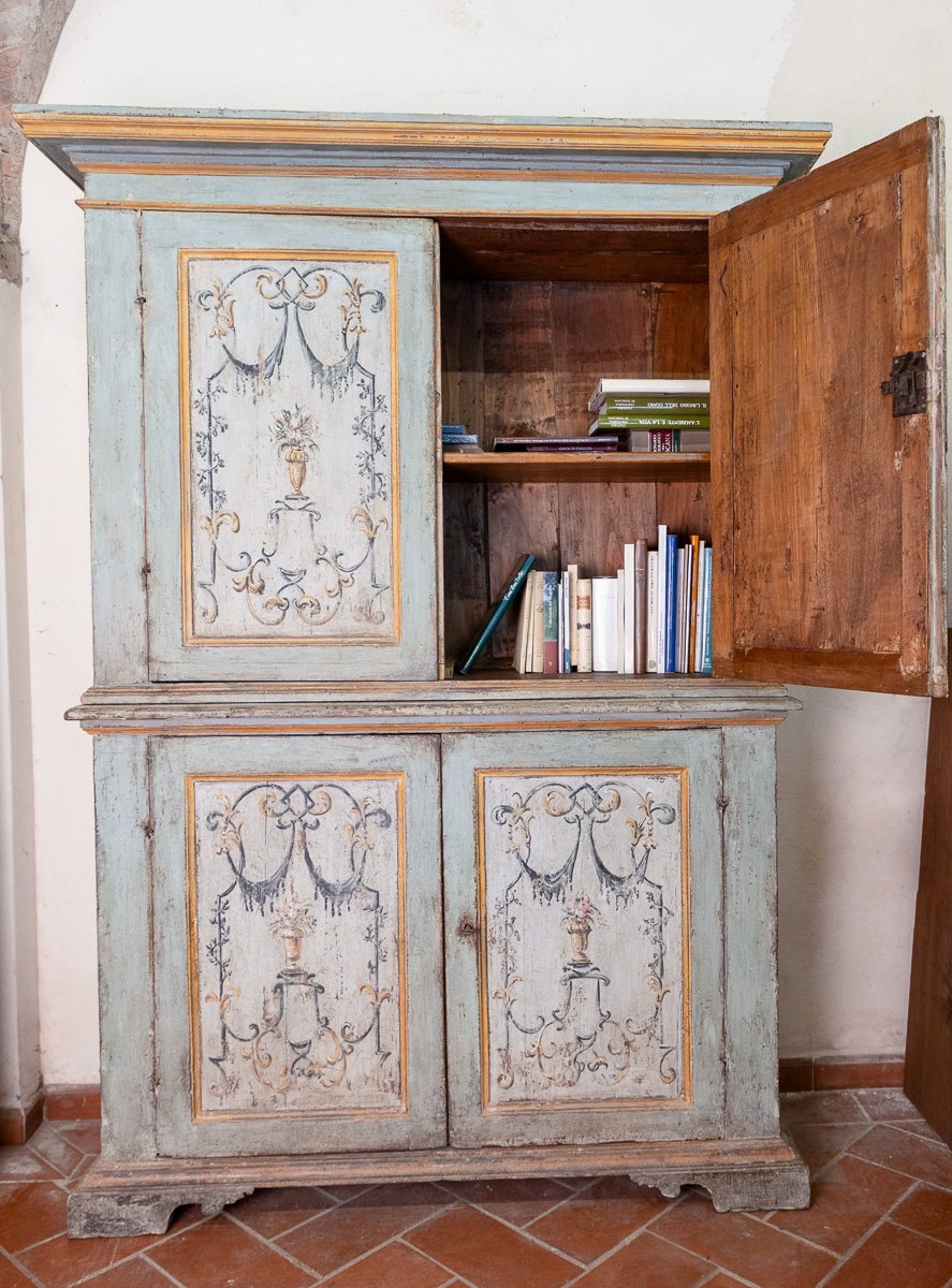 Credenza toscana a doppio corpo dipinta con motivi floreali, XVII secolo-photo-1