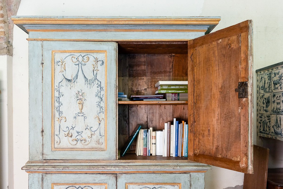 Credenza toscana a doppio corpo dipinta con motivi floreali, XVII secolo-photo-2