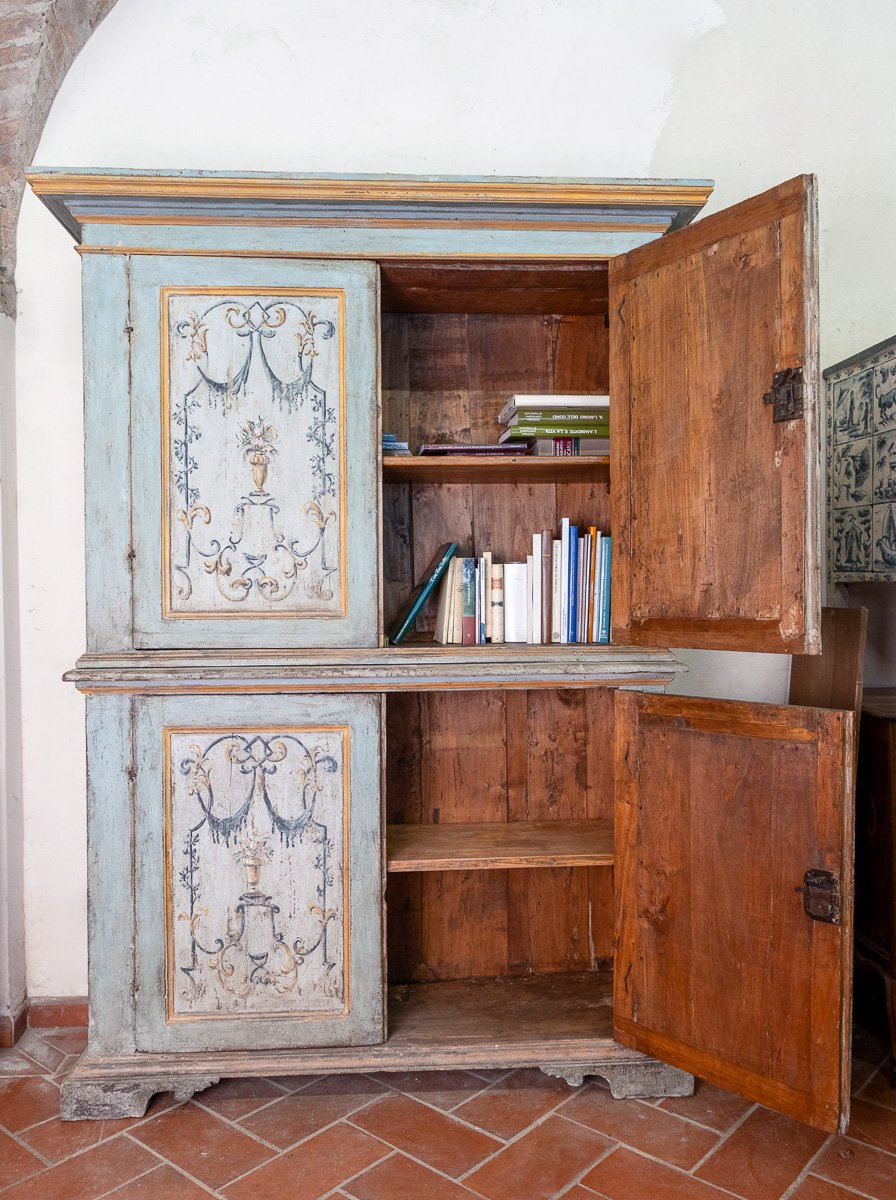 Credenza toscana a doppio corpo dipinta con motivi floreali, XVII secolo-photo-3