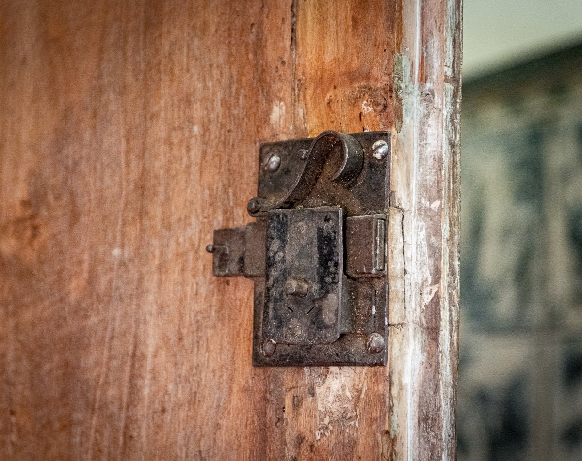 Credenza toscana a doppio corpo dipinta con motivi floreali, XVII secolo-photo-4