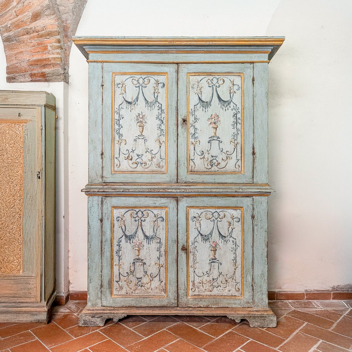Credenza toscana a doppio corpo dipinta con motivi floreali, XVII secolo