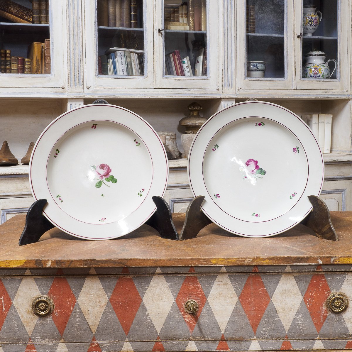 Coppia di piatti in porcellana di Vienna con decorazione floreale, 1828-photo-2