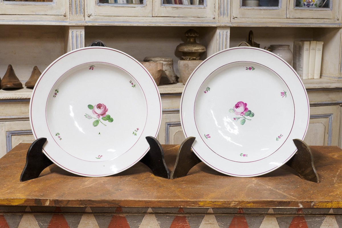 Coppia di piatti in porcellana di Vienna con decorazione floreale, 1828