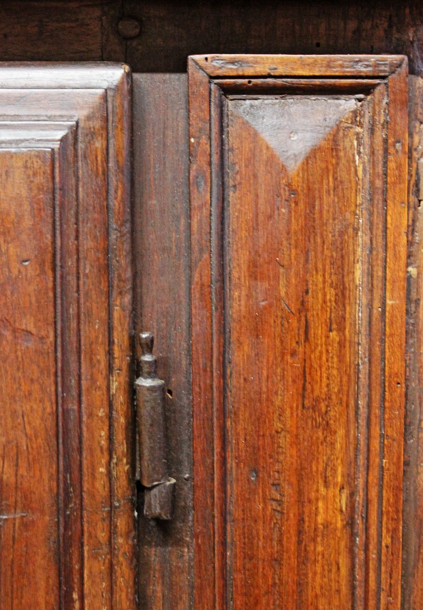 Antica credenza piemontese in noce con formelle scolpite, inizi XIX secolo-photo-3